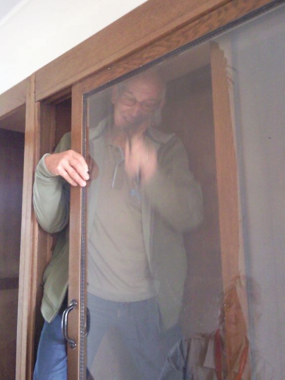 Jan Verweijmeren poetst de kast ipv de plaat..Riet reflecteert..